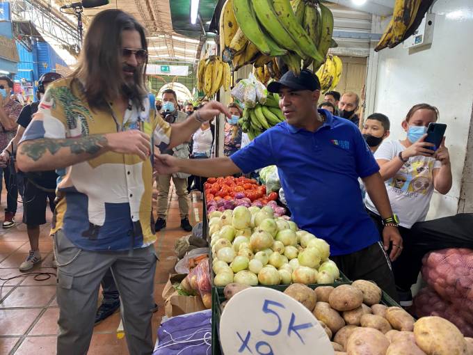 Discovery con la chef Carmen y Juanes en La Plaza MInorista.